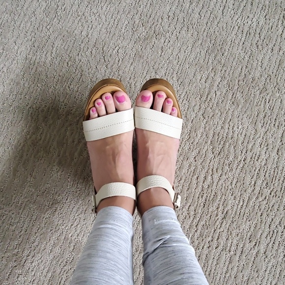 Steve Madden Cream leather straps with wood wedge. - Picture 8 of 8
